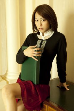 美女脱裤衩扒开尿口给男子摸